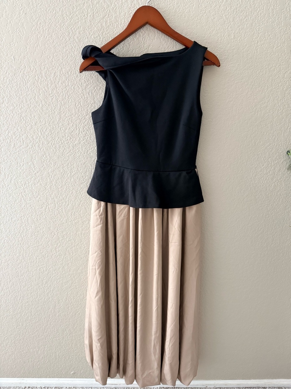 En Saison Black and Cream One-Shoulder Peplum Dress NWOT - Picture 4 of 5
